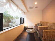 施術後はフロアでアフターティーをどうぞ。