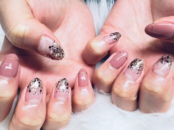 トイロ 袖ヶ浦店(toiro)の写真/キラキラ輝くラメも色次第で上品な仕上がりに★洗礼された大人ネイルでオフィスでも気分が上がる♪