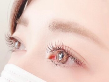 イーエム アイラッシュ(em eyelash)の写真/〈上品なデザインカラーマツエクご提供〉JIS規格認定LEDライトを使用した持ちの良いマツエクに。