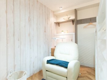 アイラッシュトウキョウドットライズ エキニア横浜店(TOKYO.RISE)/ソファ