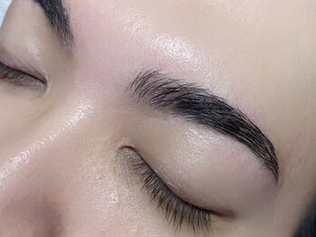 ロコラッシュ 横浜店の写真/話題《ハリウッドブロウリフト》で毛流れ自在♪ふんわり自然に、あなた自身の魅力を引き立てる美眉へ!!