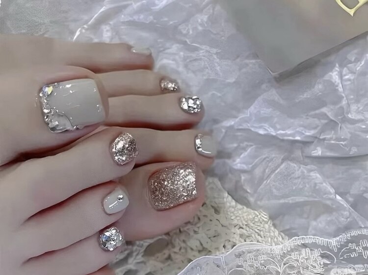 2026年冬トレンド】ニュアンス シルバー フットのネイルデザイン集