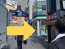 ファミリーマートを右折します