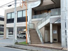 エミュー(emu)の雰囲気（外階段を2階へ上がり左の突き当たりが当サロンです♪）