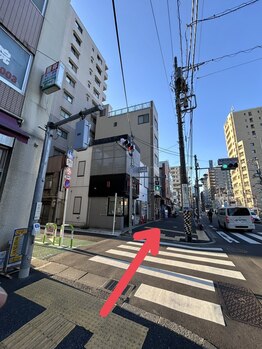 ミュリール 根津店(Murir)/交番も通り過ぎて直進します