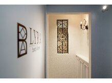 リラ(eye salon Lyra)/店内入り口