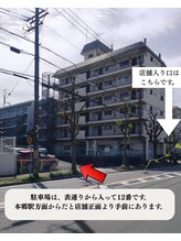ポム(pom)/駐車場は店舗裏にあります
