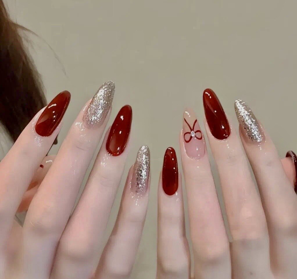 2026年冬トレンド】赤ネイルのネイルデザイン集｜人気順