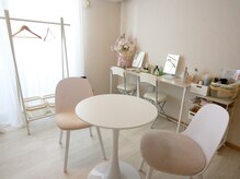 リリー(lily)の雰囲気（カウンセリングルーム及び施術後の化粧直しルーム）