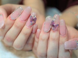 人気の蝶々パーツでピンクネイル