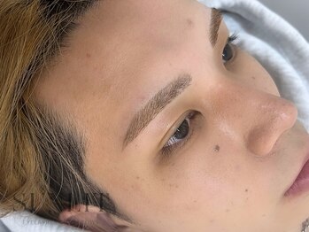 サンリット(SUNLIT)の写真/≪専門サロンならではの上質仕上げ≫男性特化型似合わせアイブロウデザインで印象が大きく変わる！