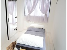 グランツ フリル アイ ビューティ 谷山店(GLANZ Frill Eye Beauty)の雰囲気（ベッドでの施術も可能です。ゆっくりお過ごし下さい♪）