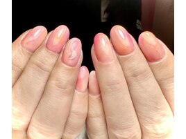 桃ネイル指先に、春のときめきを