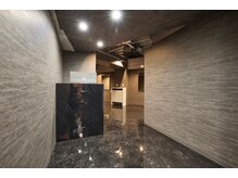 ローグ 横浜(ROGUE)の雰囲気（ブラックを基調とした内装になってます！[眉毛メンズ/横浜駅]）