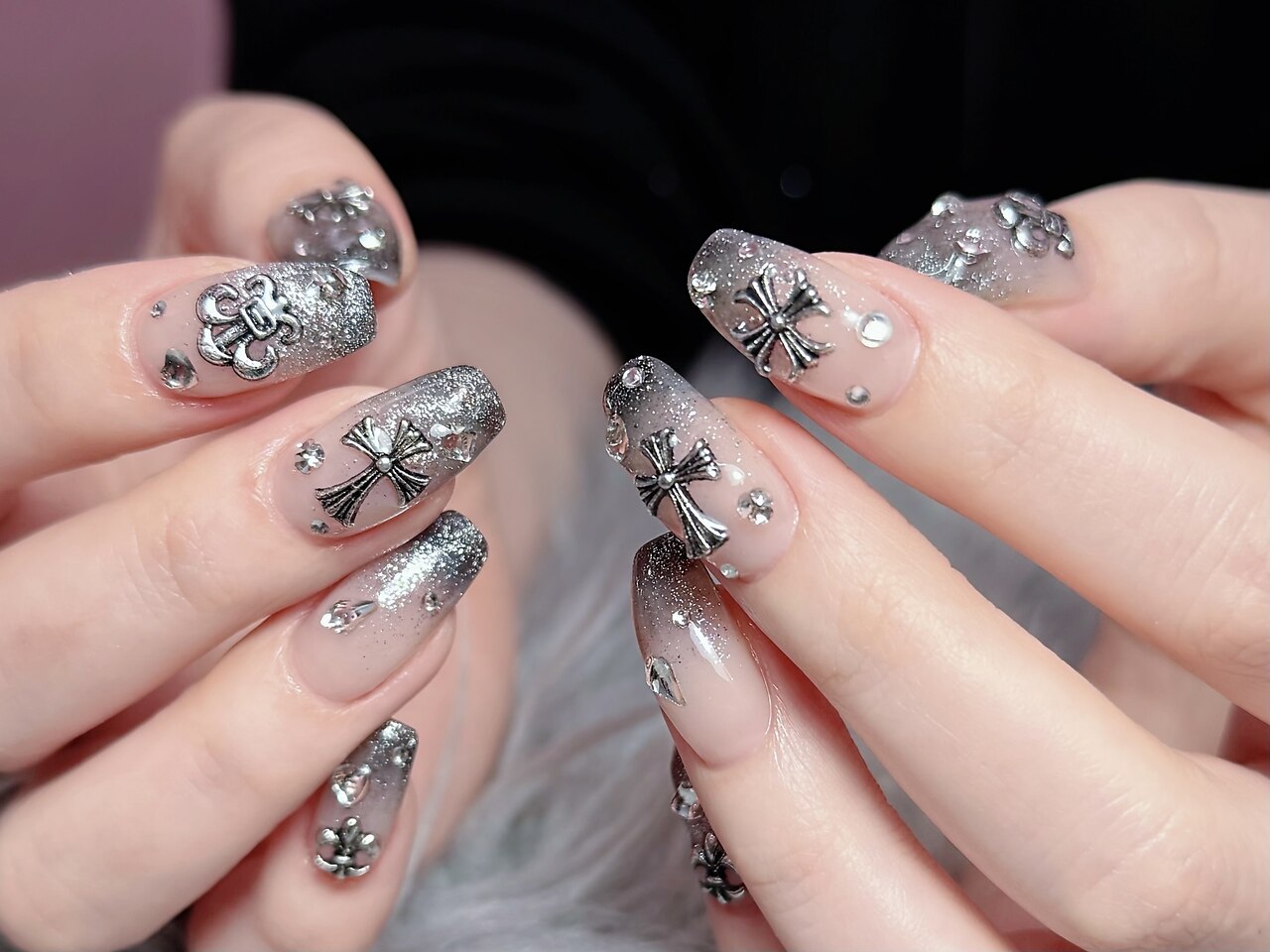 2026年冬トレンド】クロム ハンドのネイルデザイン集｜人気順