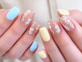 ネイルサロン ティディ(TIDY)の写真/TIDYらしい旬なパーツ使いやこだわりの配色がオシャレ！月替りの最新デザインが人気の【ニュアンスコース】