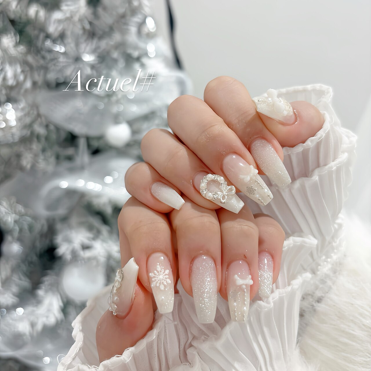 2026年冬トレンド】ストーンのネイルデザイン集｜人気順｜271ページ目