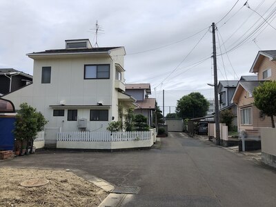 建物のすぐ前に駐車スペース有り。