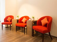 アユアランリンク 錦糸町店の雰囲気（白×オレンジがテーマの明るい店内で気分もリフレッシュ）