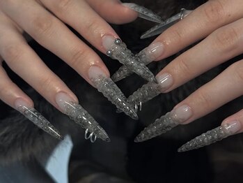 ネイルスタジオイー(nailstudio E)の写真/フォルムももちの良さにもこだわり、やりたいデザイン叶えます！のせたいパーツ全部のせましょう☆[心斎橋]