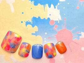 ポップなカラフルネイル