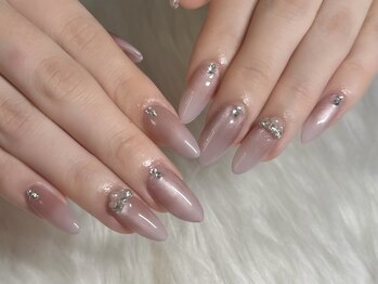 nail salon Emma 【韓国ネイル/持ち込み/長さだし】の写真/特別な日は指先まで主役に♪韓国風の華やかネイルでイベントやブライダルを彩る◎持ち込み・長さ出しもOK