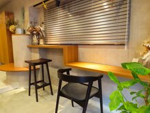 とまり木鍼灸整骨院の雰囲気（カフェのような雰囲気の待合室あります）