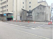 リラクゼーションサロン トップス(TOPS)の雰囲気（店舗斜めに専用無料駐車場8台有。無断駐車禁止の赤いコーン目印）