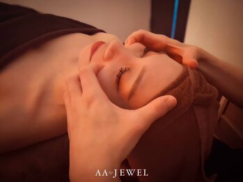 エーツー ジュエル(AA JEWEL)の写真/【顔筋フェイシャル&ヘッドスパ120分※シャンプー付¥17600→¥12320】 キュッと引き締まった小顔を実感♪