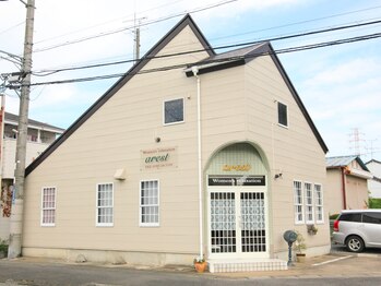 アレスト(arest)/三角屋根が目印!サロン外観
