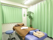 ナディ鍼灸治療院の雰囲気（緑を基調としたリラックスできる空間です♪）