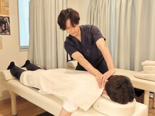 高田馬場名倉堂鍼灸接骨院の雰囲気（深層筋までアプローチ～MPF療法～筋肉をミリ単位で触り分けます）