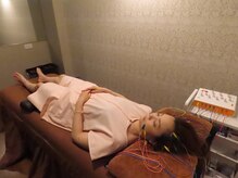 松尾美容鍼灸×整体 香椎/美容鍼+体への施術風景です