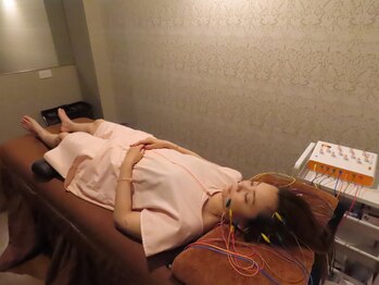 松尾美容鍼灸×整体 香椎/美容鍼+体への施術風景です