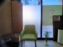 越谷ゆずりは整体院の雰囲気(グリーンを基調とした落ち着いた雰囲気のプライベートな空間。)