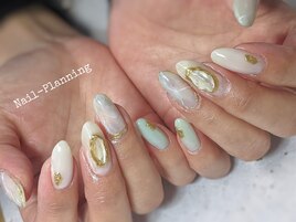 くすみグリーンが新鮮