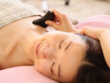 トナリ鍼灸院の雰囲気（美容鍼の仕上げに行うホットストーンでのカッサは大好評です）