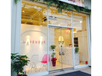 まつ毛エクステ専門サロン マドモア 加古川店/外からでもよくわかるガラス張り