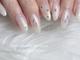 大人かわいいチューリップネイル