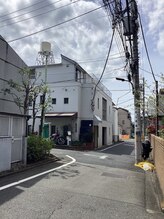 ブロウバー トウキョウ 乃木坂(brow bar tokyo)/１階にレストランがある建物です