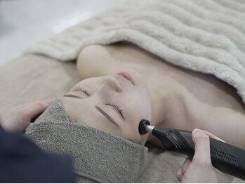 Lirea atelier Harajuku 【クリスティーナ/毛穴/ハーブピーリング/小顔/ニキビ】の写真/【くすみ・透明感UP】美白集中イラストリアス 90分¥12,000☆原宿徒歩4分、明治神宮前駅徒歩2分で駅チカ!