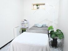 ナル 布施(NALU)の雰囲気（角度調節ができるベッドでリラックスして施術を受けて頂けます♪）