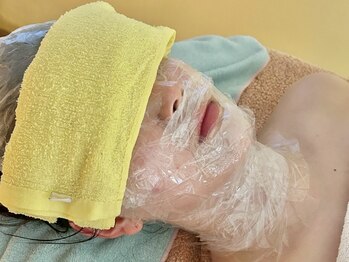 かお整体 青山の写真/目元輝く！「ホットタオル温感アイケア」でクマ・くすみを集中ケア。パック中に温めて疲れを癒し美容効果◎