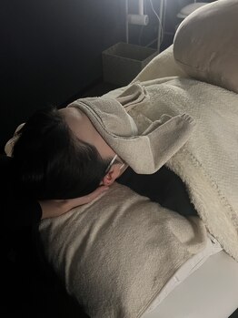 スヤ(SUYA)/施術の流れ 8.首、後頭下筋郡