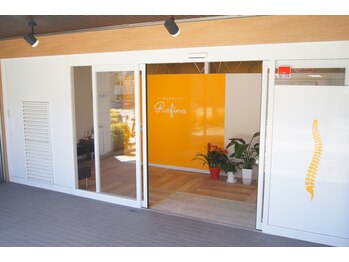 リファイン(Refine)/白とオレンジを基調とした外観。