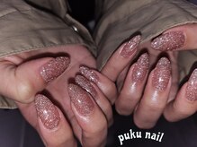 プクネイル(puku nail)の雰囲気（指先にきらめきを添えるフラッシュネイル。）