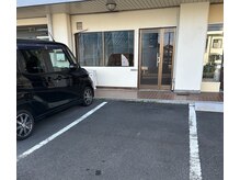 店舗前二台駐車場