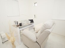 サロン ド ノア(salon de noa)の雰囲気（白基調の個室スペースでゆったりとした時間を過ごせます♪）
