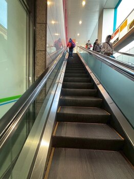 仙台整体院 泉中央院/エスカレーターを