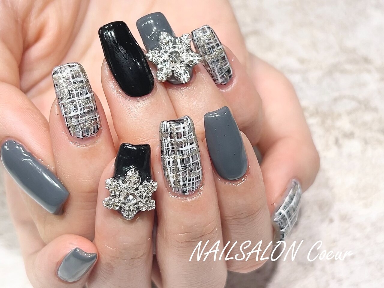 2025年-2026年冬トレンド】ブラック ツイードのネイルデザイン集｜人気